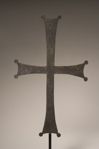 Kulkuristi, jossa kaiverrettu kaiverrus, 10.-1100-luku jKr (pronssi) (katso myös 247952)